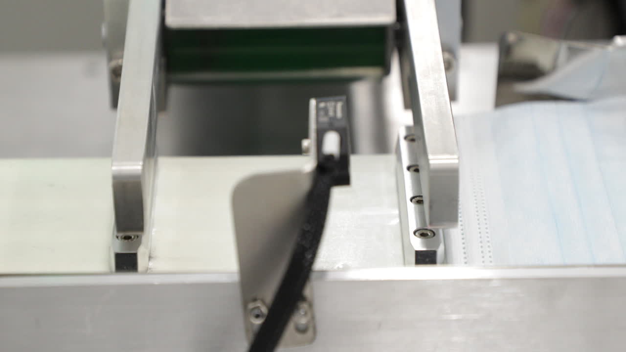 코로나바이러스를 보호하기 위한 수술용 마스크 제조업체 - 현대 공장 기계 - 클로즈업 샷