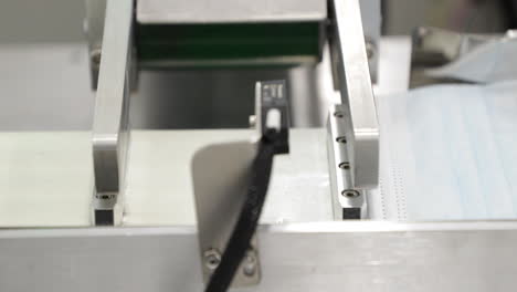 fabricante de máscaras quirúrgicas como protección para el coronavirus - máquina de fábrica moderna - toma de primer plano