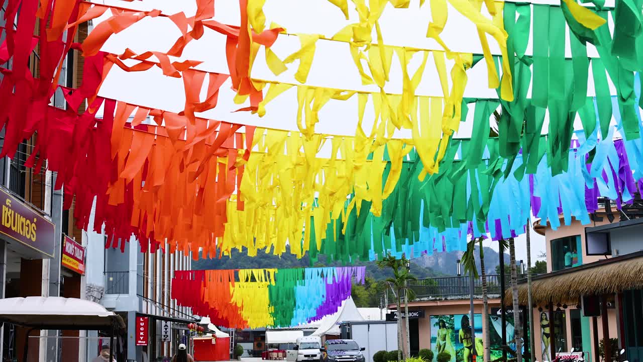 활기찬 발이 비는 거리를 장식합니다.