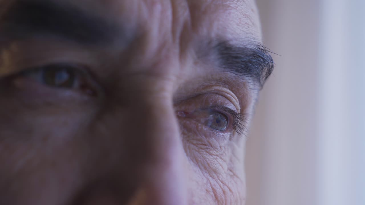 un primer plano de ojos pensativos e infelices.