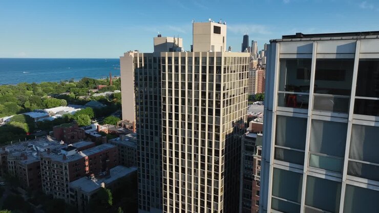 Tomada aérea panorâmica em torno de um arranha-céu residencial ao norte do centro de Chicago.
