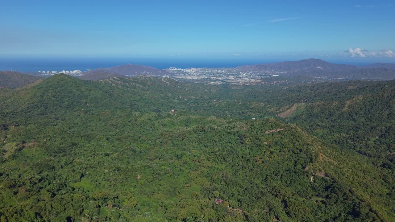 Vista con drone delle lussureggianti colline e di Santa Marta da Minca, Colombia, uno spettacolo sereno.