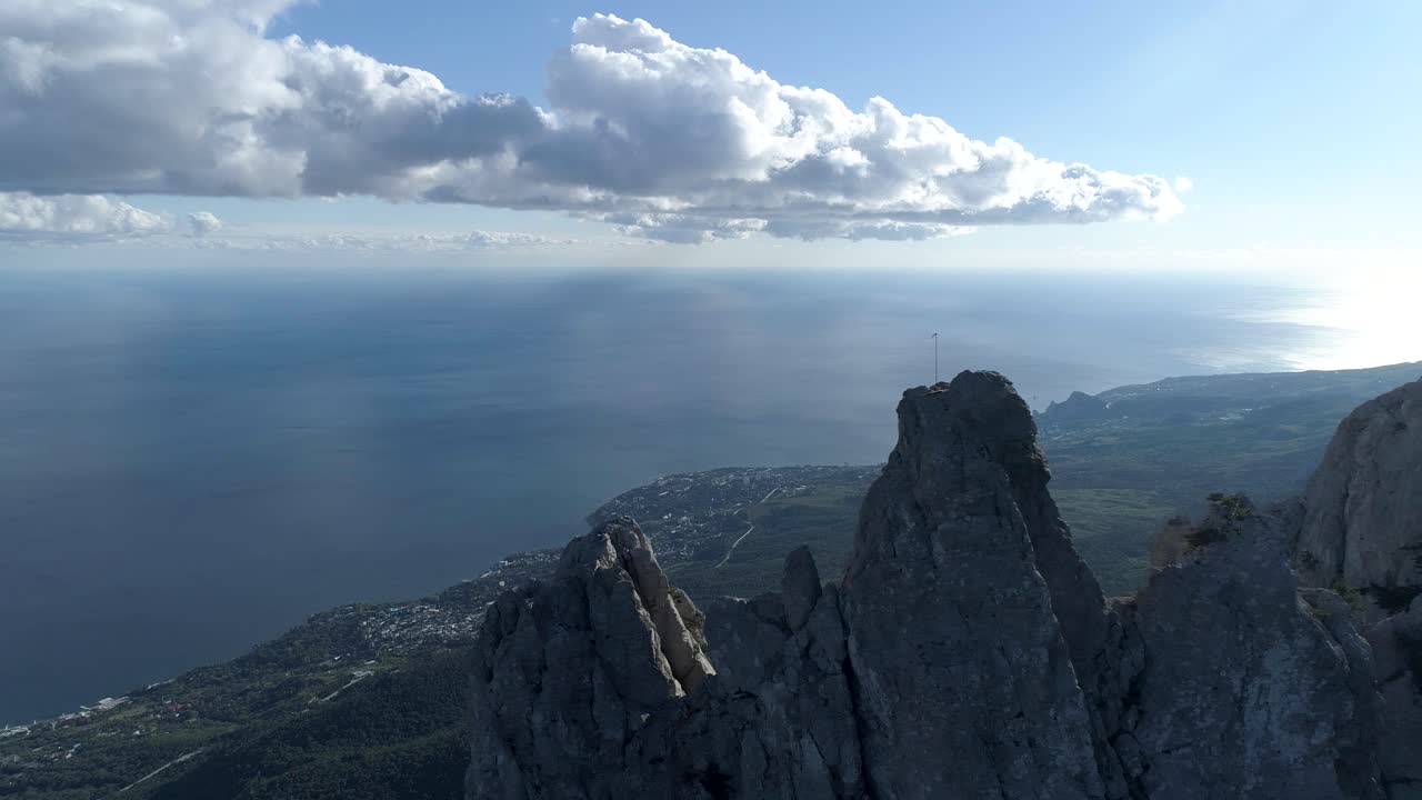 바다 와 구름 이 있는 바위 산 꼭대기 의 공중 사진