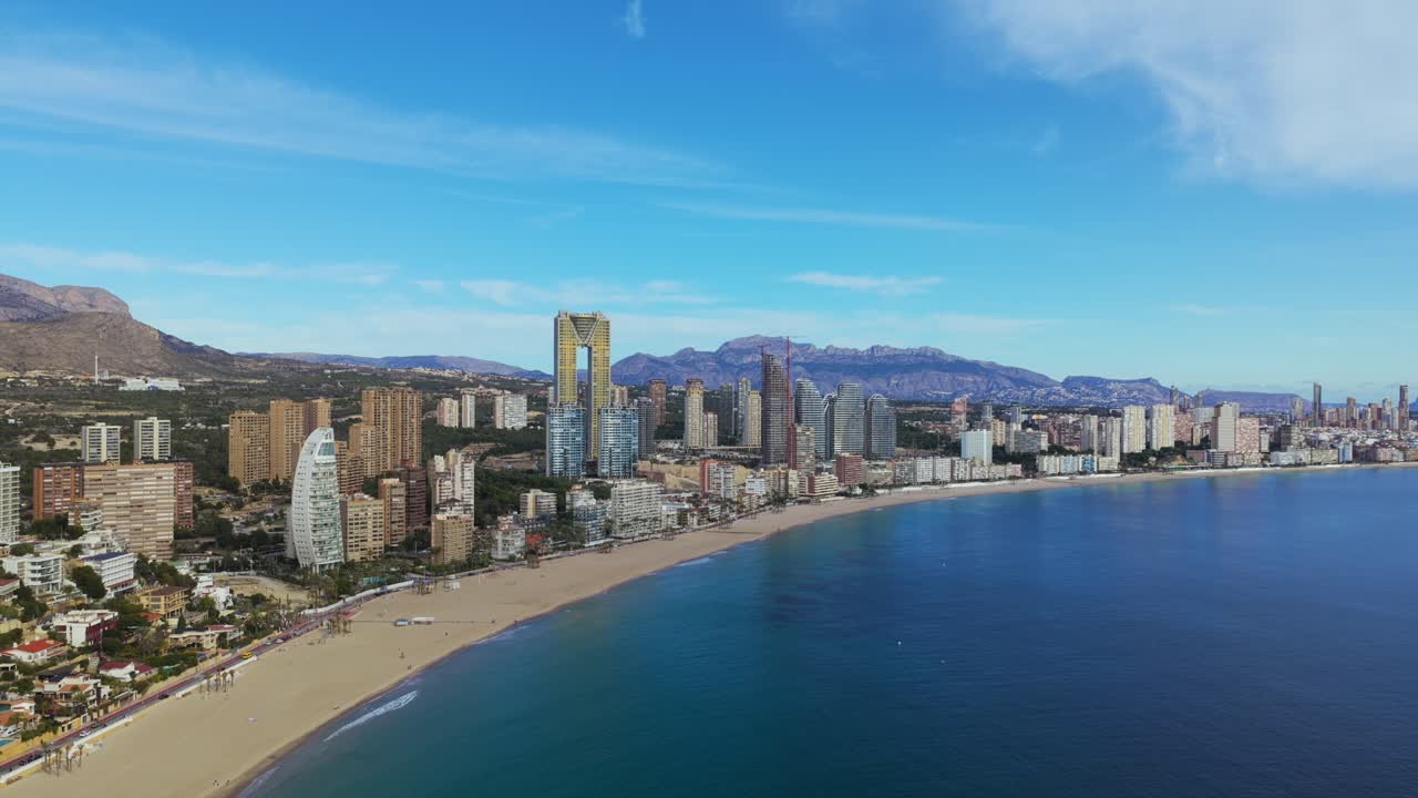 Vista aerea di Benidorm, Spagna, che mette in mostra il suo paesaggio urbano costiero e turistico sul lungomare.