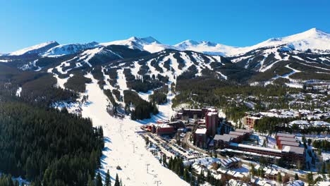 Snowy-mountain-in-Breckenridge,-Colorado-with-Ski-Slopes-and-Chairlift-for-Snowboarding-Vacation
