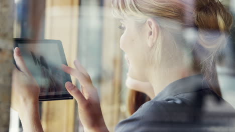 Hermosa-Mujer-Usando-Tableta-Digital-Con-Pantalla-Táctil-Ipad-En-La-Cafetería