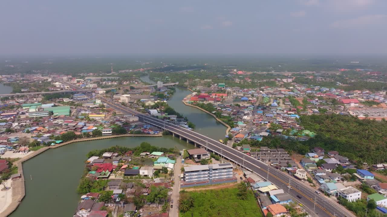 Ripresa aerea di autostrada e ponte a Mueang Samut Songkhram, Thailandia.