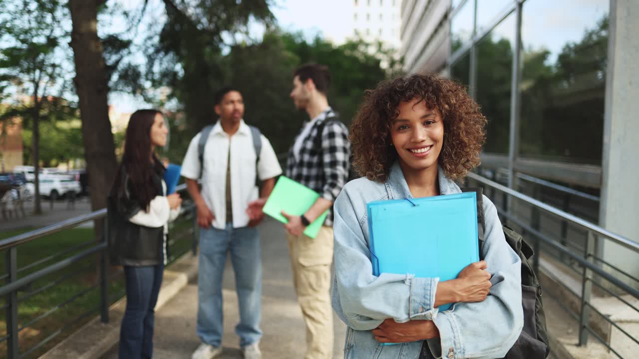 Jovem estudante feliz sorrindo no campus universitário com amigos.