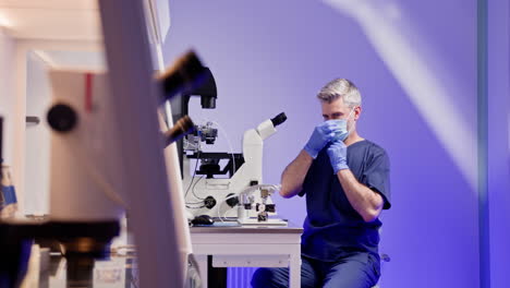 científico que trabaja en un laboratorio