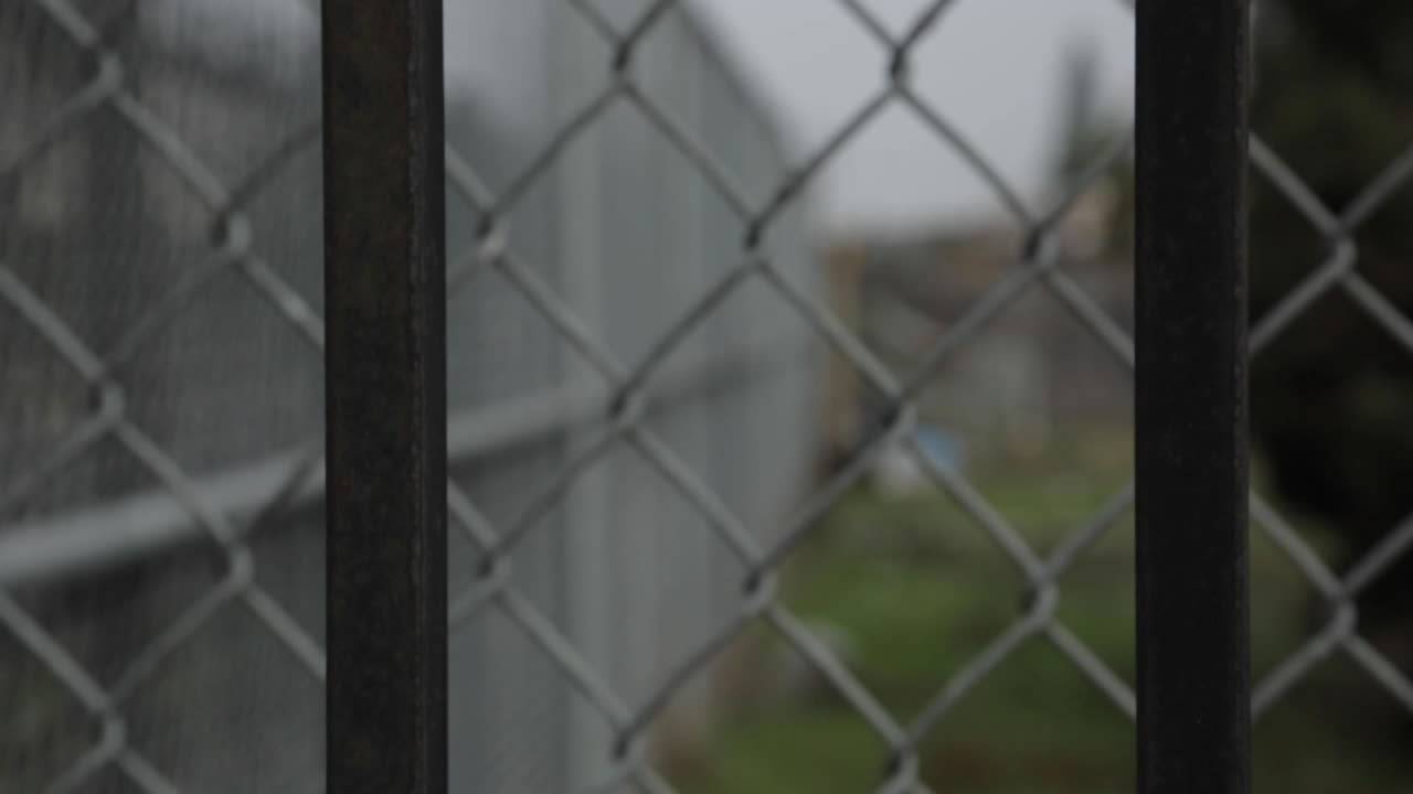 빈곤한 도심의 빈 버려진 부지, 전염병 퇴거 위기, 랙 포커스, 슬로우 모션