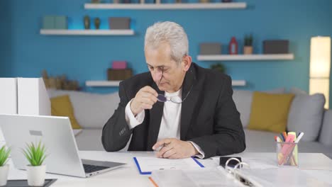 las manos del hombre que trabaja en la oficina están temblando.