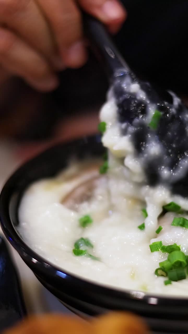 가루 한 그 을 맛보고 있다