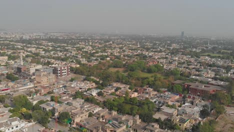 vista aérea de establecimiento de tiro sobre la ciudad de lahore en pakistán
