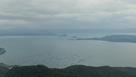 從霧<unk>的塔爾湖和塔爾火山島的迷人景色中放大鏡頭