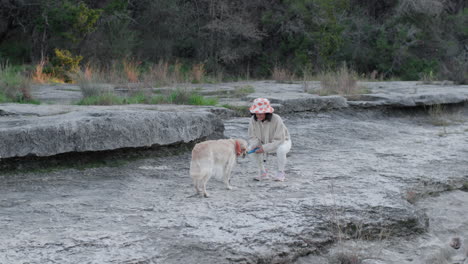 Cooles-Asiatisches-Mädchen,-Das-Mit-Ihrem-Golden-Retriever-Hund-Auf-Einer-Wanderung-Spielt