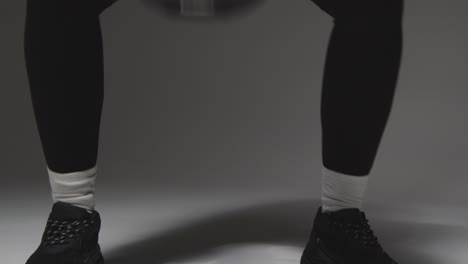체육관 피트니스 옷을 입은 여성이 케틀벨 무게로 운동하는 스튜디오