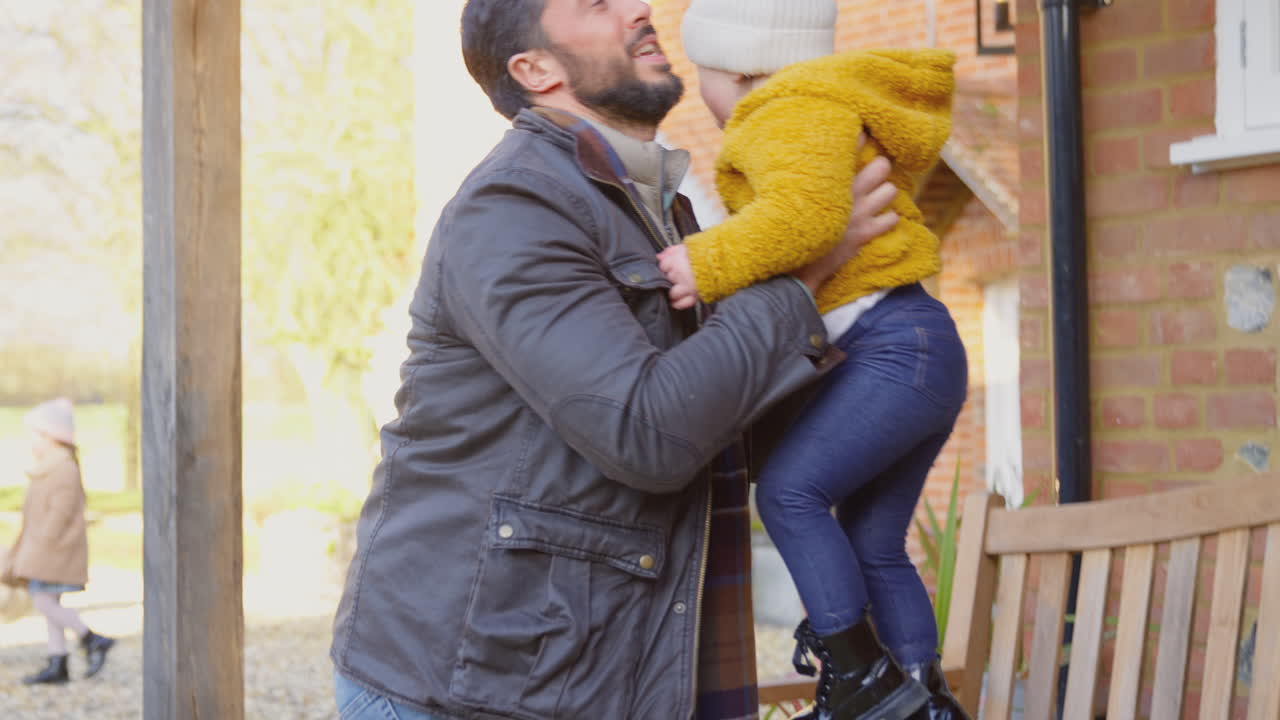 familia con síndrome de down hija preparándose para caminar en el campo de otoño o invierno juntos