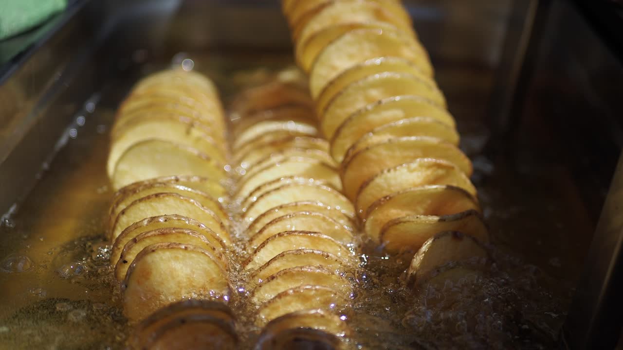 patatas fritas cortadas en espiral que se están fritando
