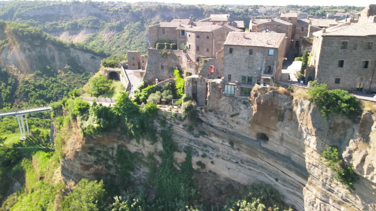 civita di bagnoregio es una ciudad medieval en italia en lo alto de una colina