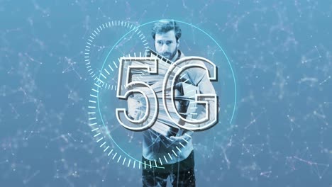 5g-Text-Auf-Zielfernrohr-Gegen-Mann,-Der-Einen-Stapel-Akten-Hält