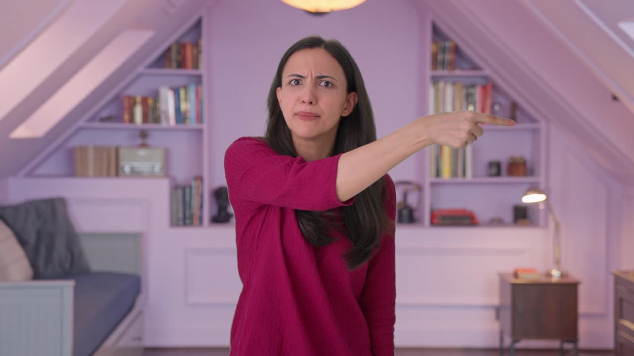 mujer india enojada desafiando a alguien a pelear