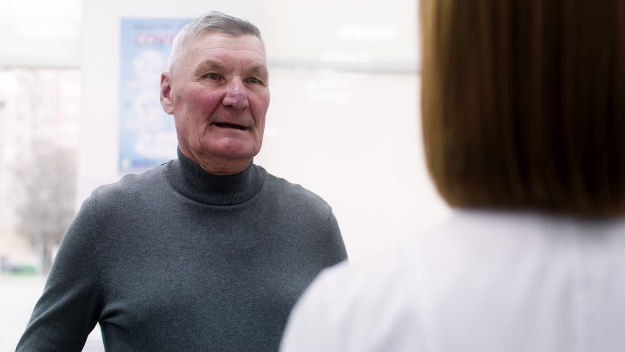 hombre mayor llegando a la farmacia