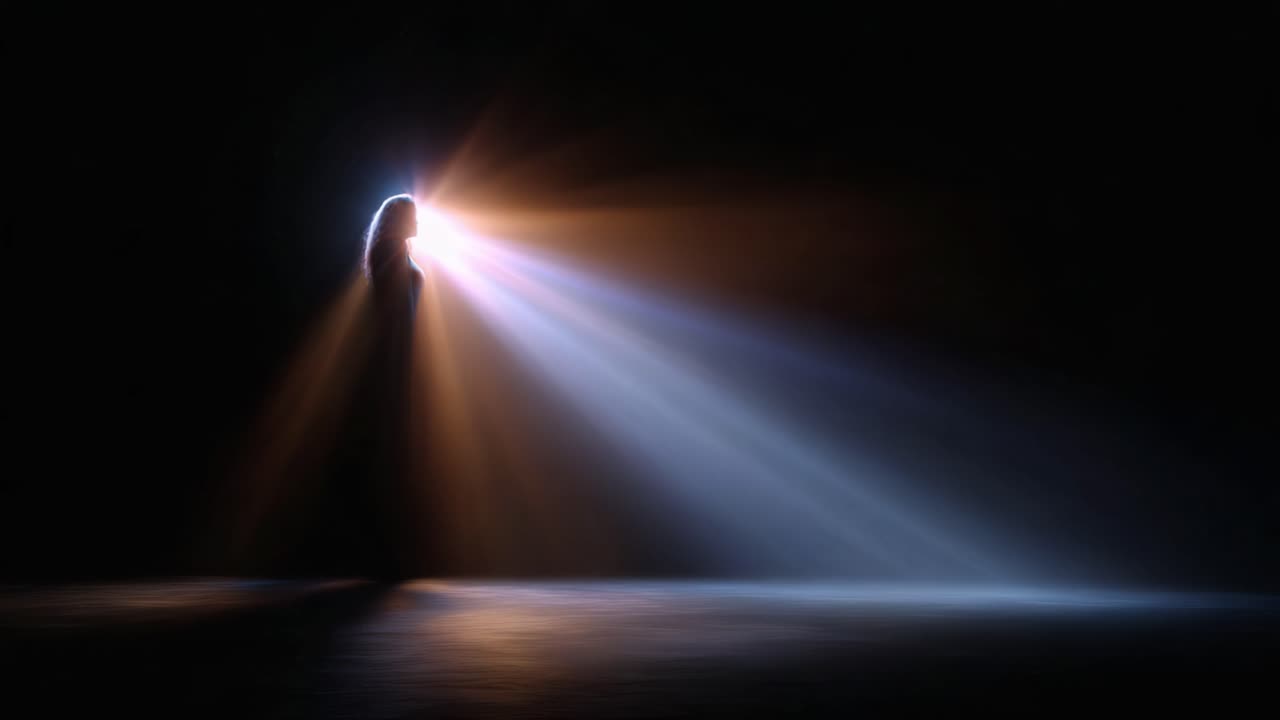 En mystisk fremvisning af lys og skygge, med en silhuet, der udstråler glans mod en mørk baggrund, fanger essensen af mystik og spænding