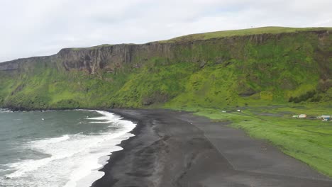 Vik,-Islandia-Con-Playa-De-Arena-Negra-Con-Video-De-Drones-Moviéndose-Hacia-Abajo