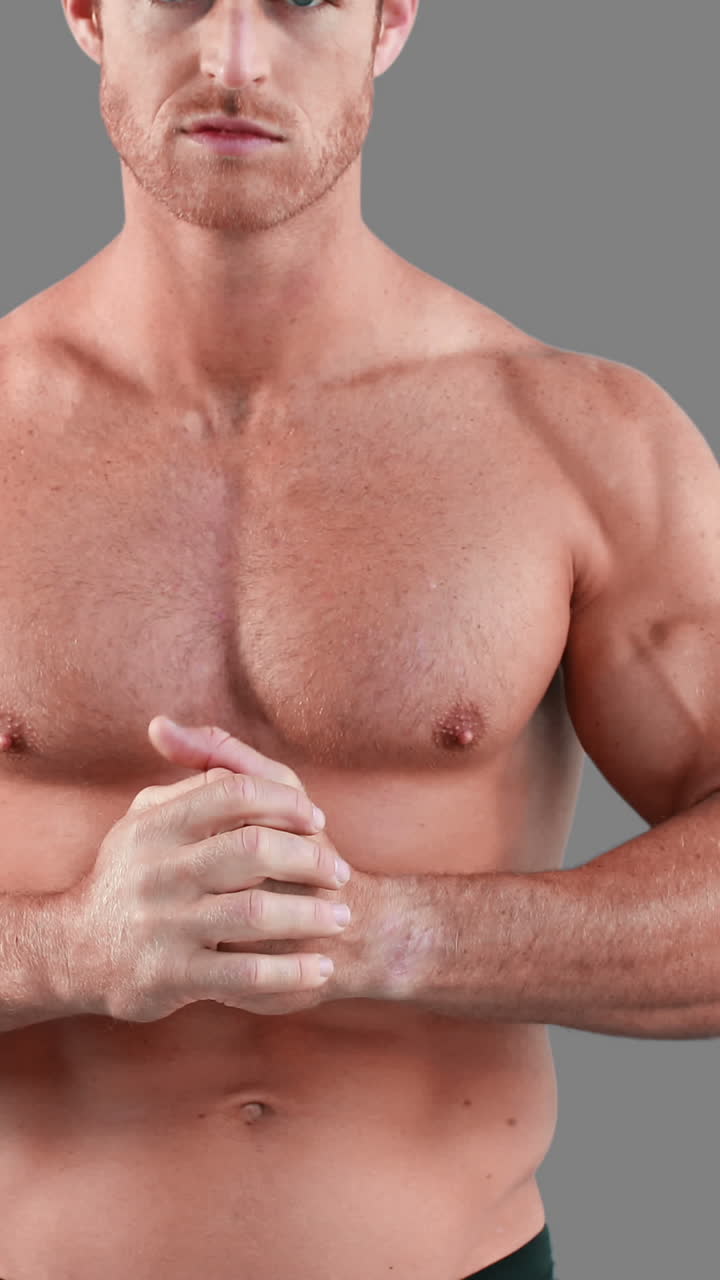 hombre musculoso flexionando sus músculos