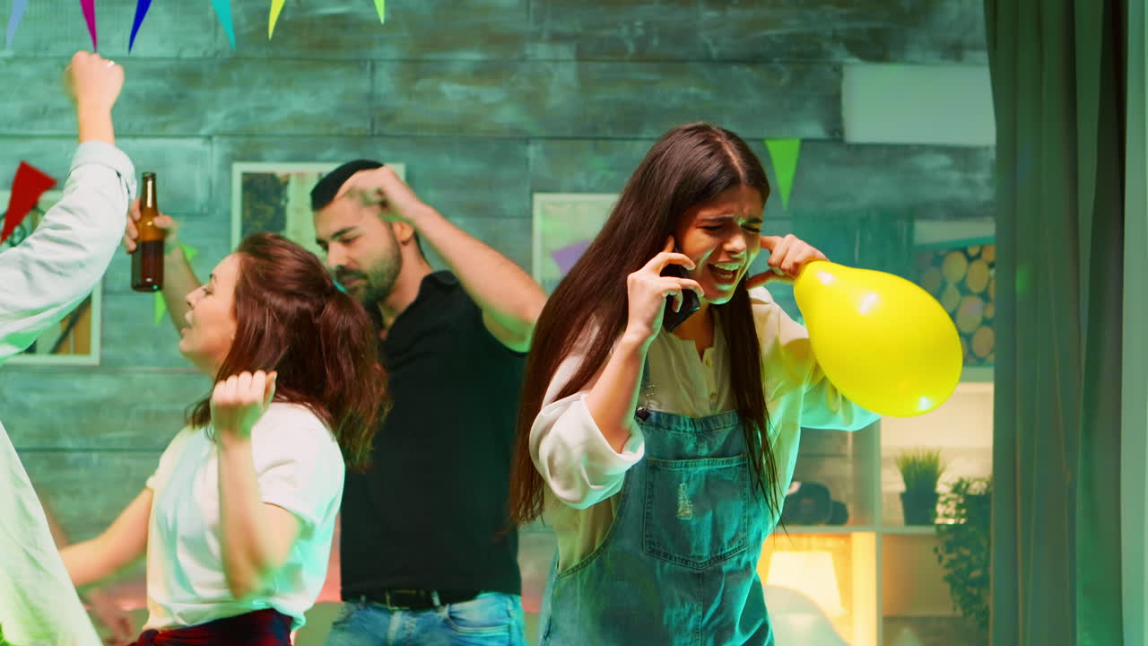 joven atractiva gritando mientras habla por teléfono