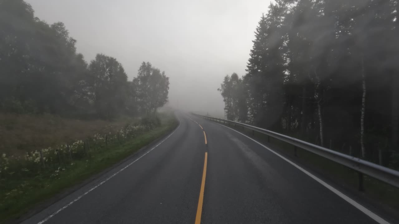 노르웨이의 도로에서 안개. 포브 자동차 여행. 노르웨이의 도로에서 자동차를 운전하는 차량 시야.