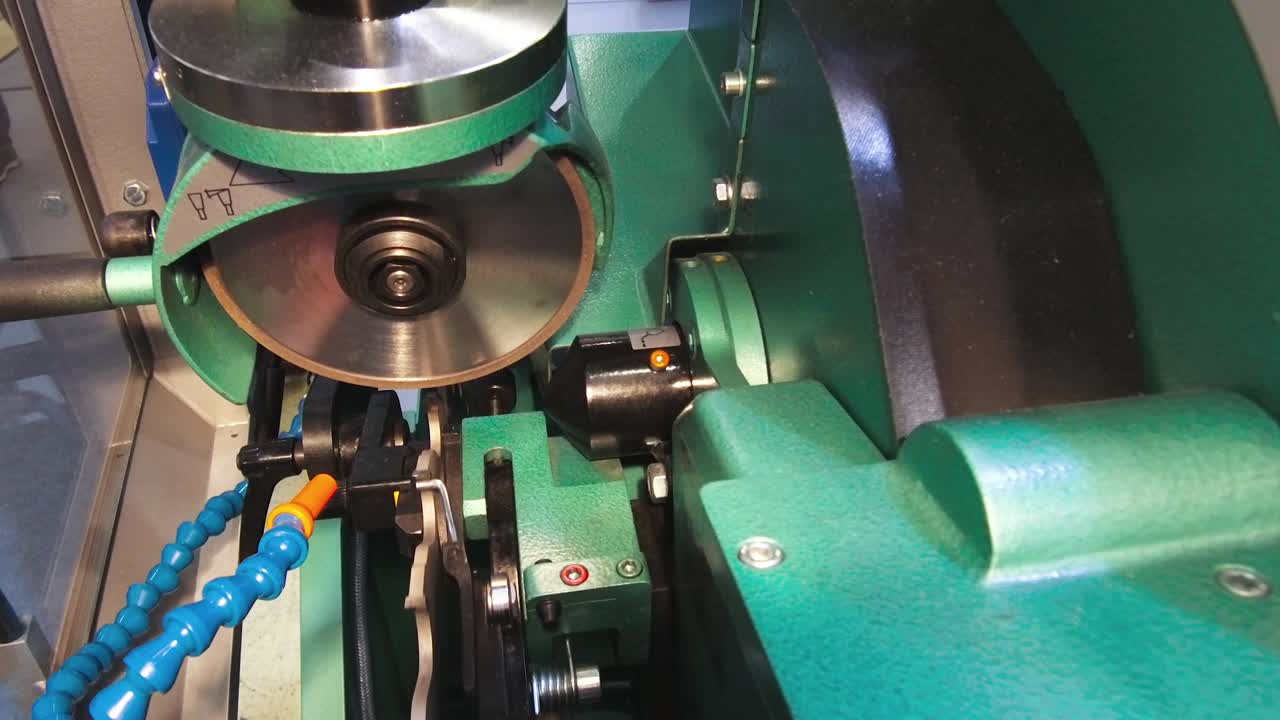 원형 도끼를 날카롭게 하는 자동 기계