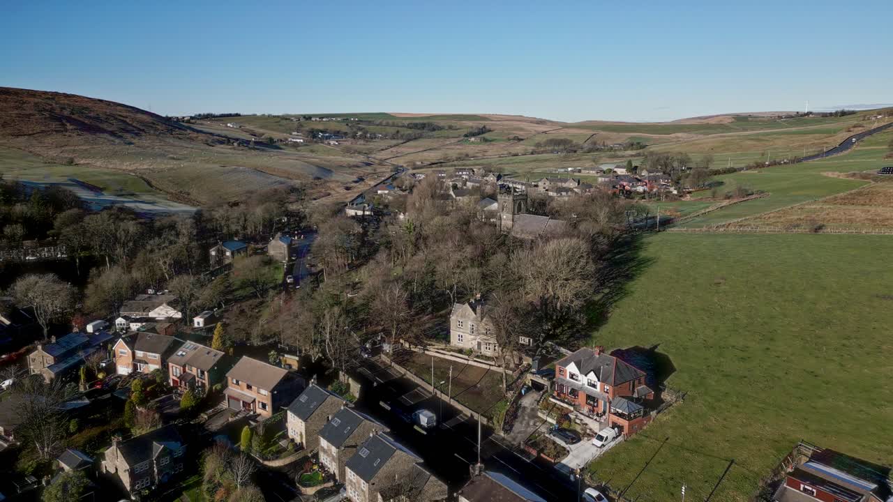 imágenes aéreas del tranquilo pueblo de denshaw, y la iglesia y el cementerio, un típico pueblo rural en el corazón de los peninos