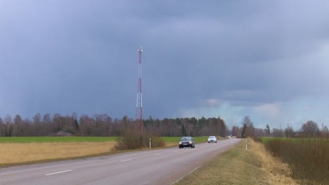 Carretera-Asfaltada-En-El-Campo,-Trueno-Visible-En-El-Cielo