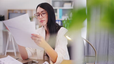 Mujer-Segura-Que-Trabaja-En-La-Estrategia-Y-El-Desarrollo-De-La-Empresa.