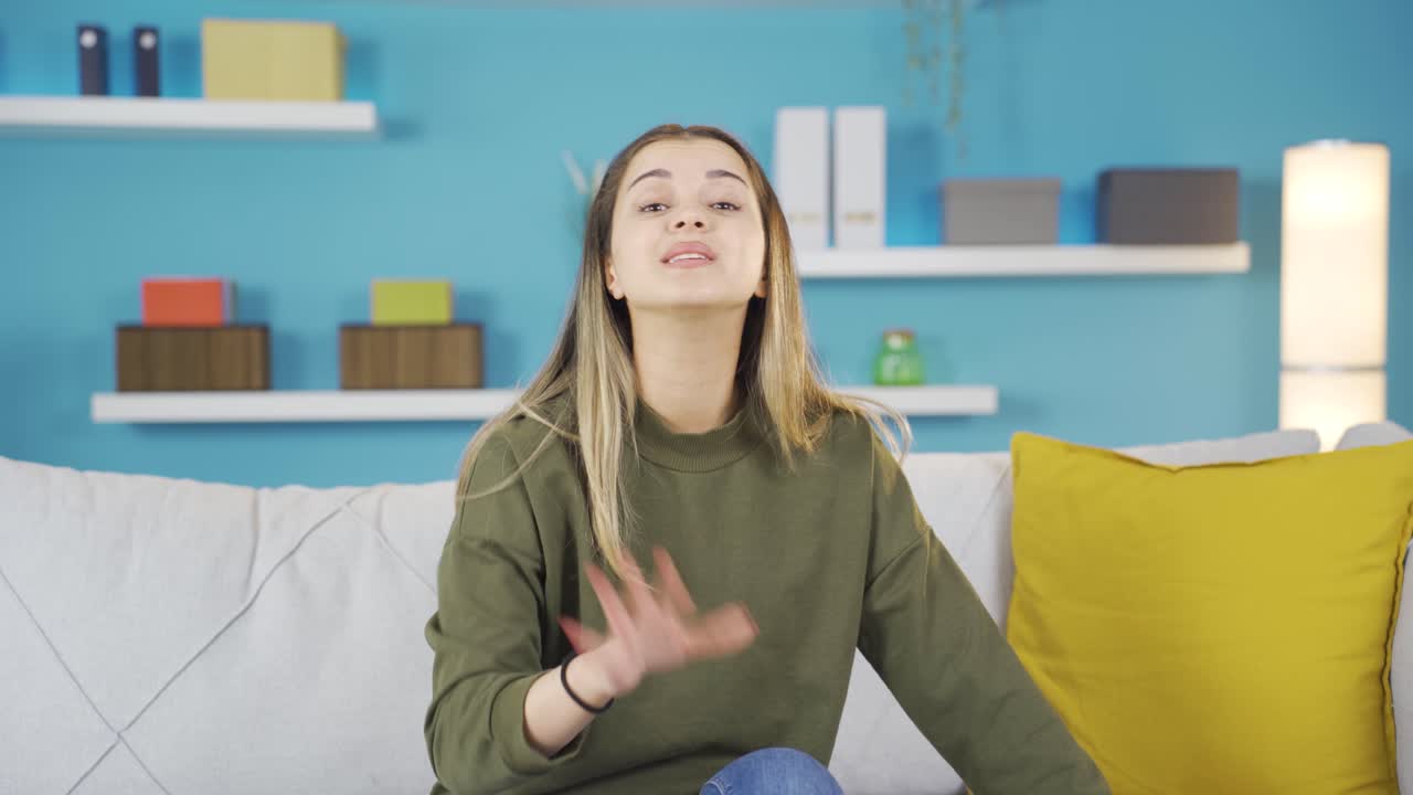 la chica aburrida se enoja, habla a regañadientes.