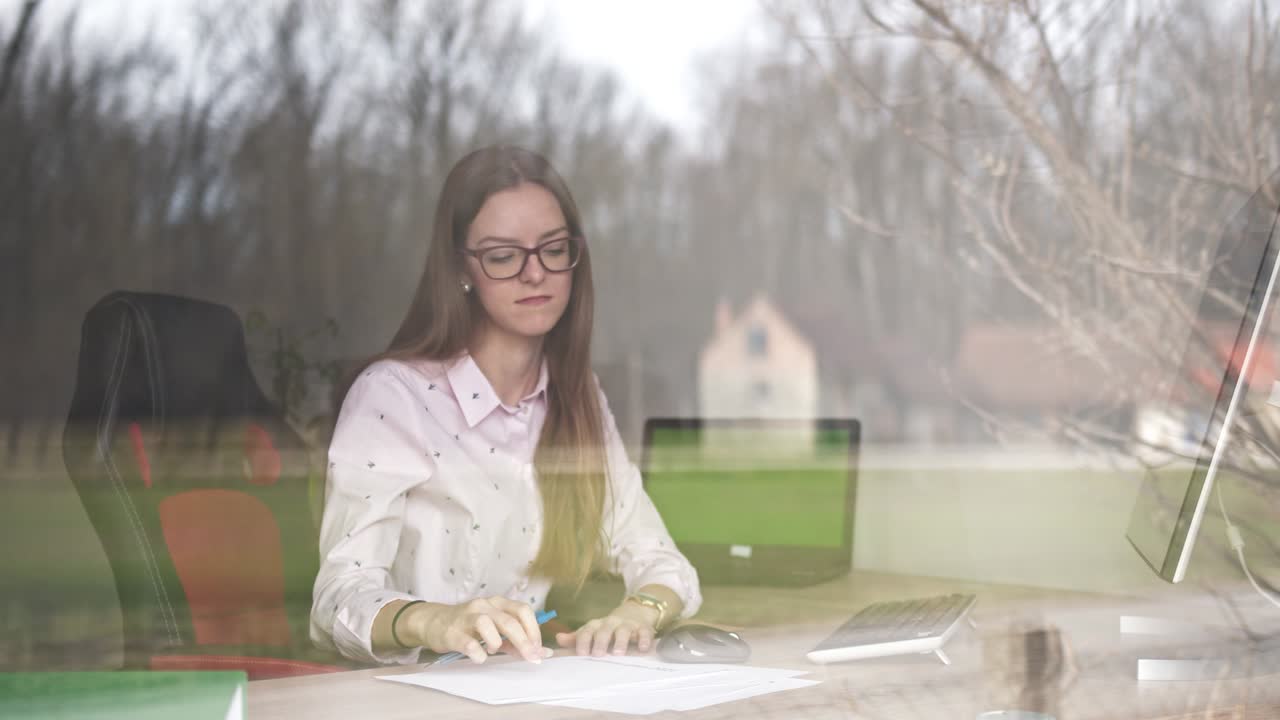 деловая женщина устала работать в домашнем офисе.