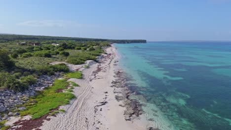 Vuelo-Panorámico-Con-Drones-A-Lo-Largo-De-La-Costa-Caribeña-Con-Aguas-Turquesas-Del-Océano