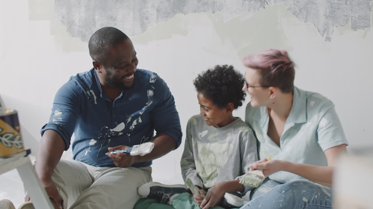 familia pintando una habitación juntos