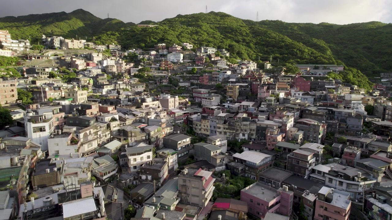 Đài Loan, cảnh quay drone từ trên cao của phố cổ Cửu Phần (Jiufen) ở quận Ruifang, một làng du lịch nổi tiếng trên núi ở Đài Loan, nằm trên bờ biển phía đông của hòn đảo hướng ra Thái Bình Dương