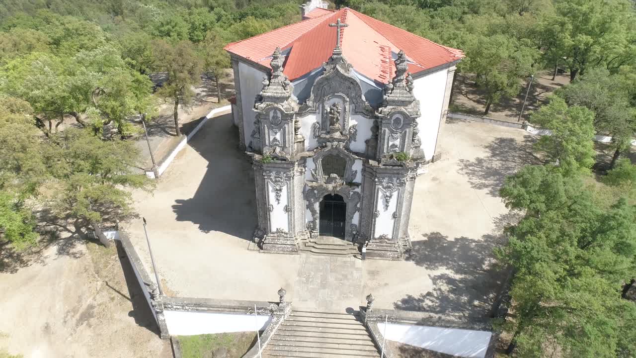 antigua iglesia de las montañas europeas