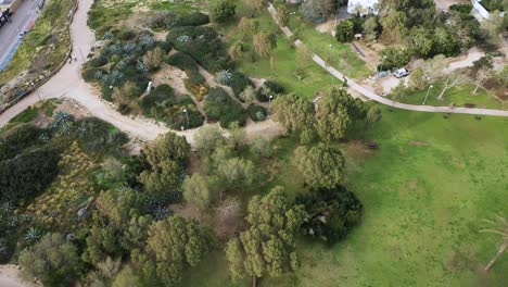 Aerial-view-flying-in-over-Spiegel-Park-in-Tel-Aviv,-Israel