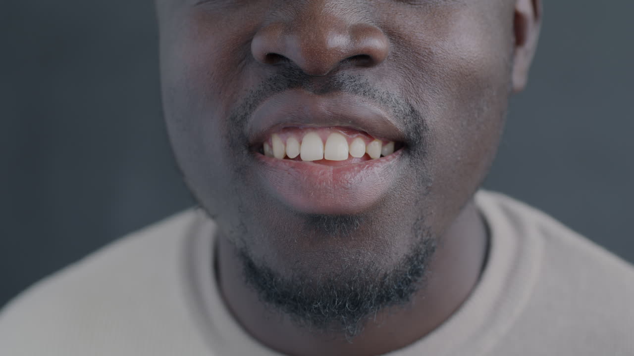 primer plano de la cara y la boca de un hombre