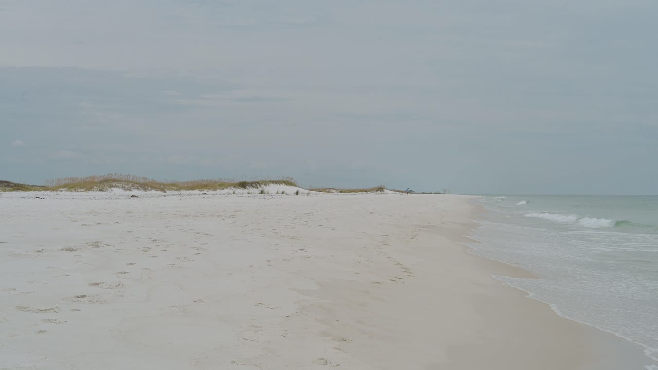 dunas con avena marina en la costa nacional desde cielo despejado, arena blanca, agua esmeralda clara pensacola hasta playa navarra