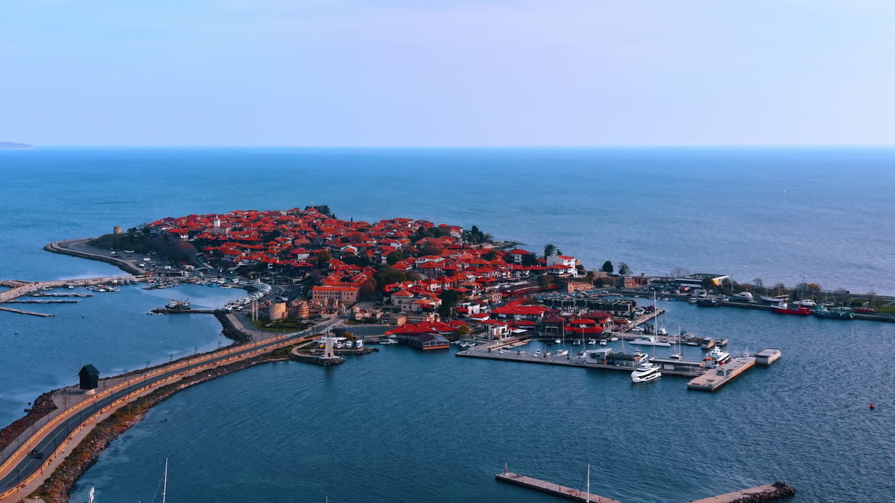 Flygvy över Gamla Nessebar stad och hamn. Panoramabild av den historiska gamla staden Nessebar på en halvö med hamn och hav.