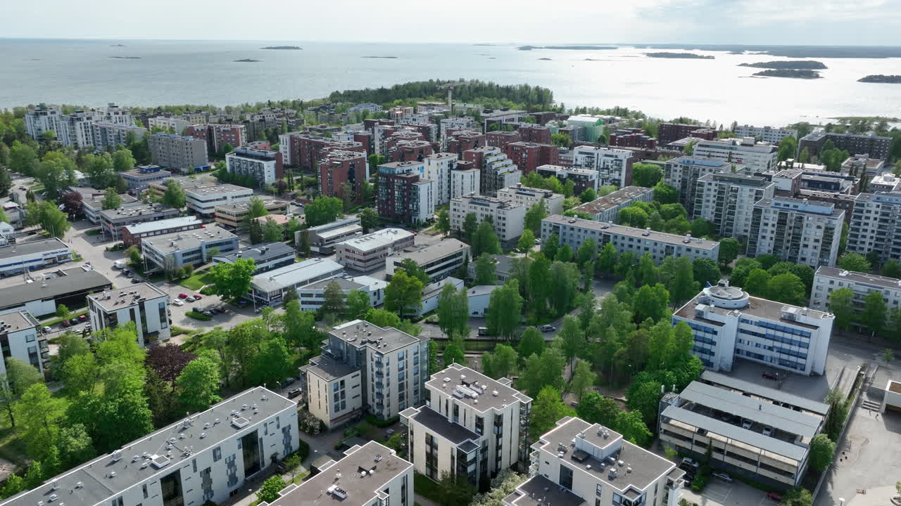 헬싱키의 여름날 라우타사리 시내를 순회하는 파노라마 드론