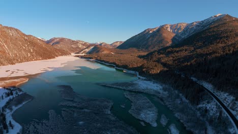 lago sylvenstein y río isar en las montañas de los alpes bávaros, alemania