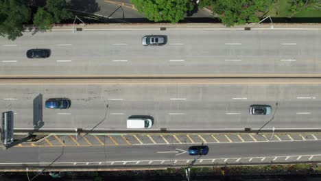 Sobrecarga-Del-Flujo-De-Tráfico-En-Una-Autopista-De-6-Carriles,-60-Fps