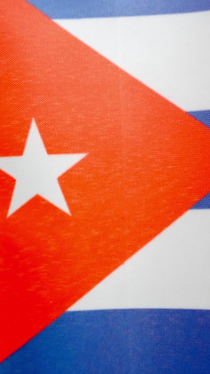 Video verticale della bandiera nazionale cubana che sventola al vento