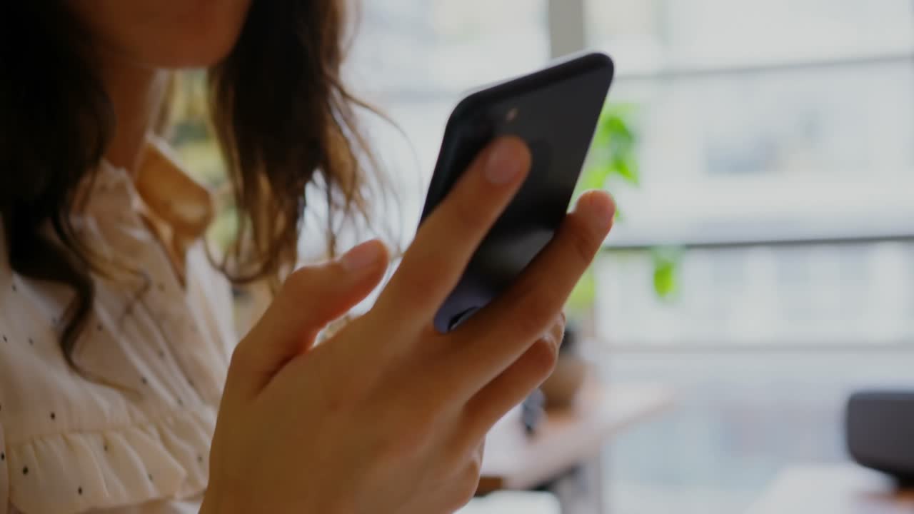 diseñadora gráfica hablando por teléfono móvil en una oficina moderna 4k